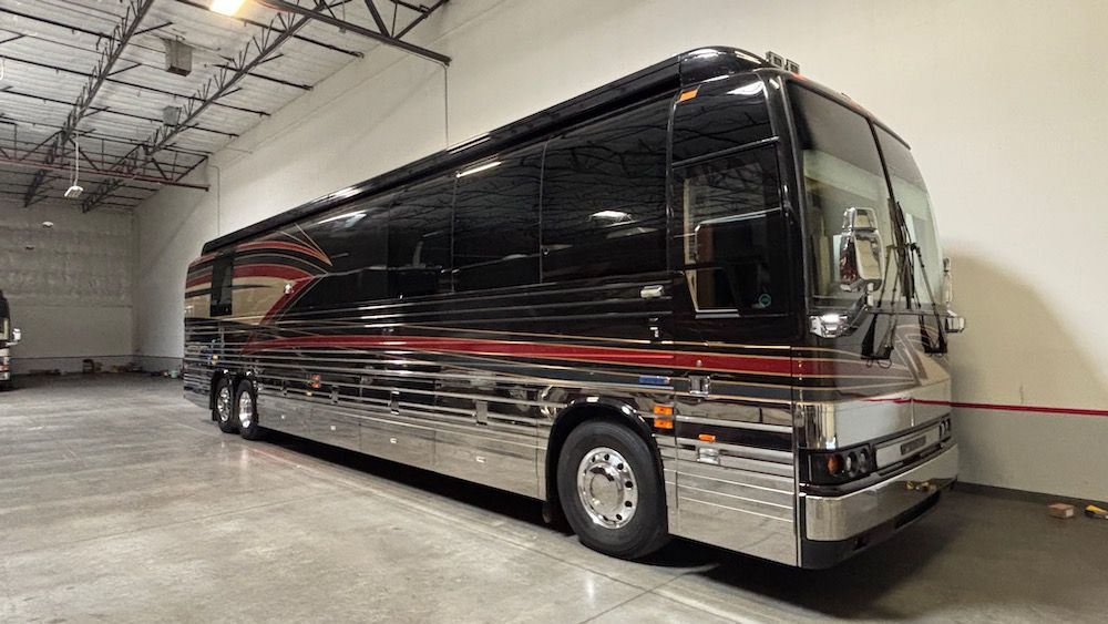Image Description of "2005 Prevost Parliament XLII2S".